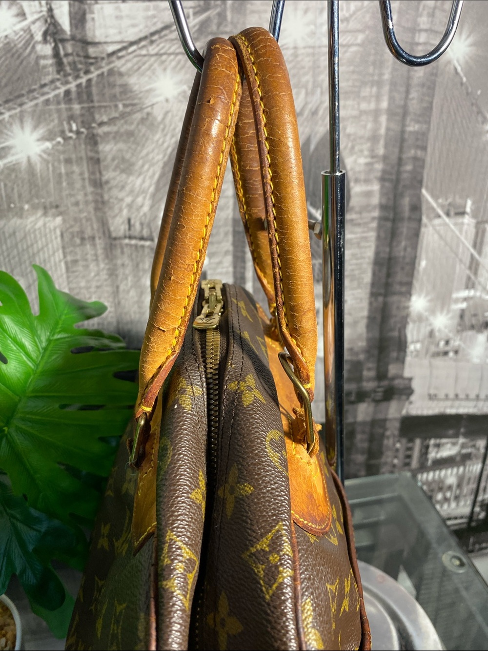 Authentic Louis Vuitton Deauville Monogram Boston Handbag - Picture 15 of 17